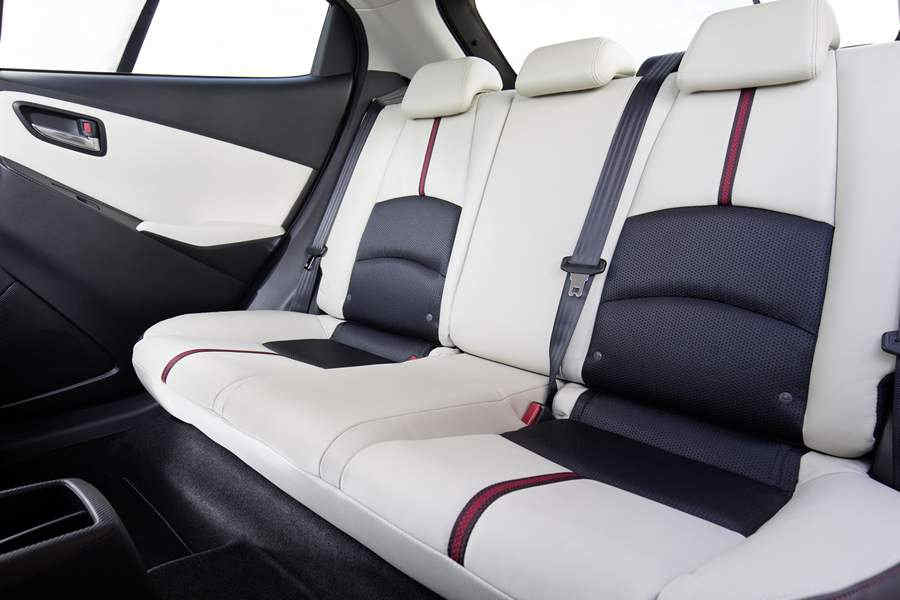 Mazda2_2015_interior_14