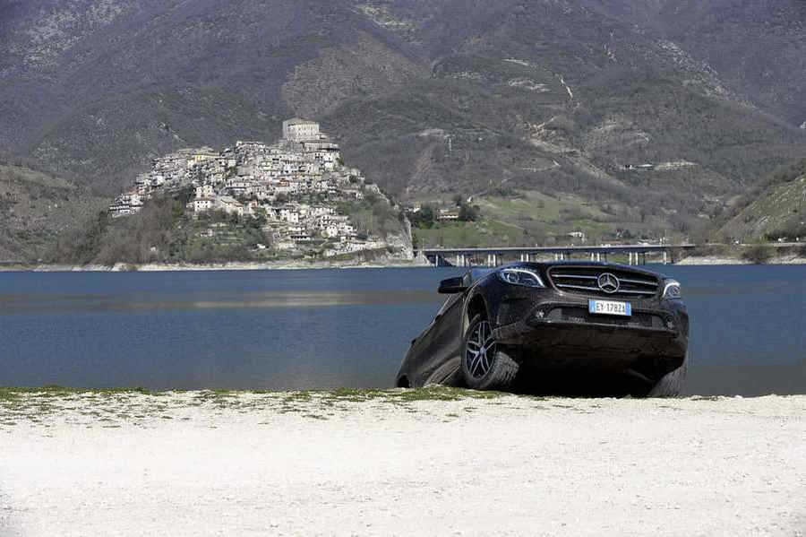 Mercedes Lago Turano Mercedes GLA SUV Enduro spiagga Colle di Tora vista Castel di Tora sullo sfondo