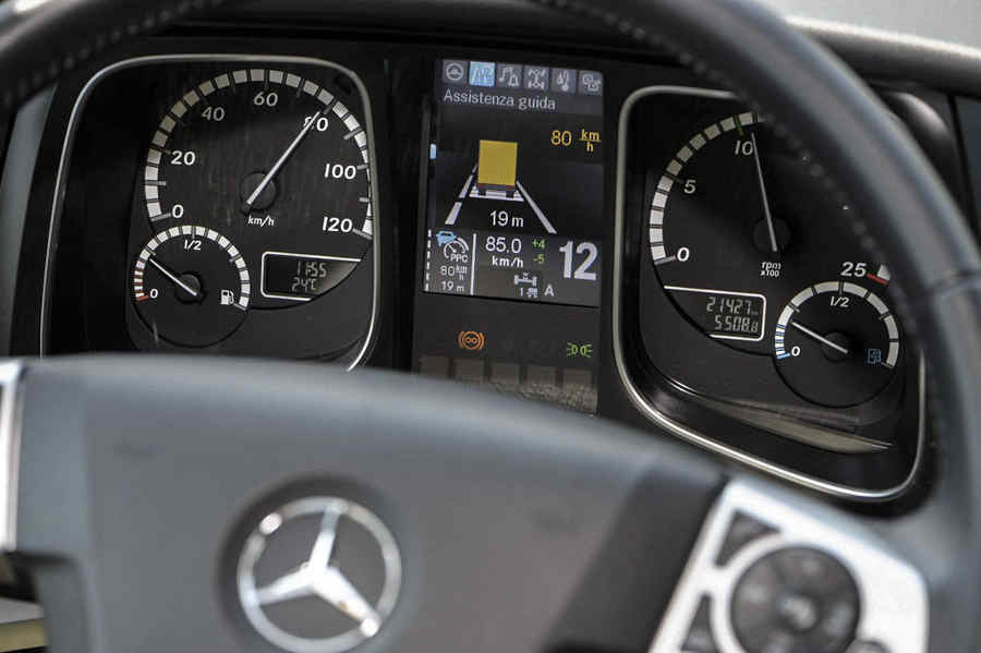 Mercedes-Benz_Actros_intelligent_Drive