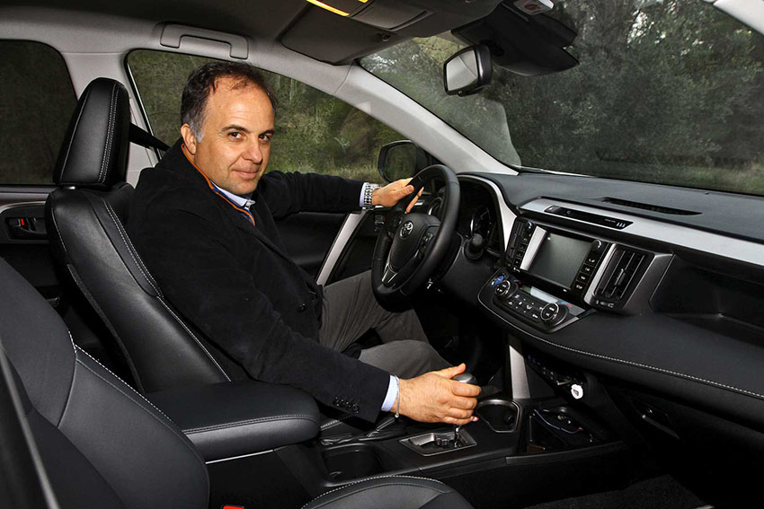 Toyota Rav4 Hybrid interni vista sedili e plancia con Giovanni Mancini