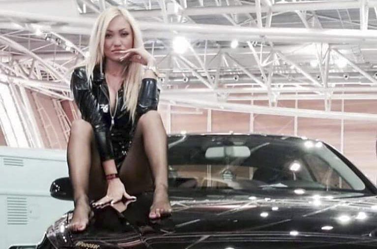 car-girls-Audi-RS5-nera