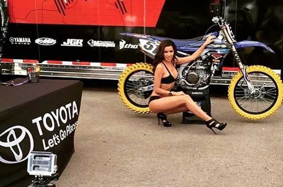 car-girls-Motocross-Blu