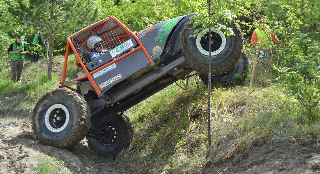 Veicolo fuoristrada impegnato in una delle difficili prove del Trial 4x4.