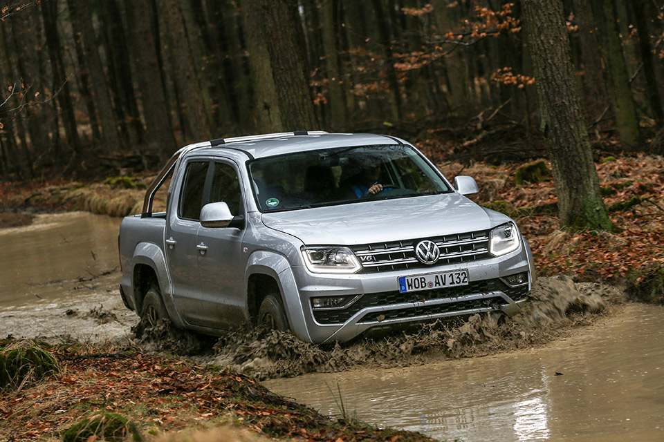 VW Amarok, pick up nel guado