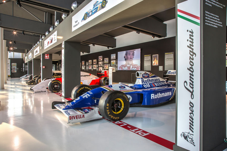 Mostra Ayrton Senna con la Williams nel museo lamborghini