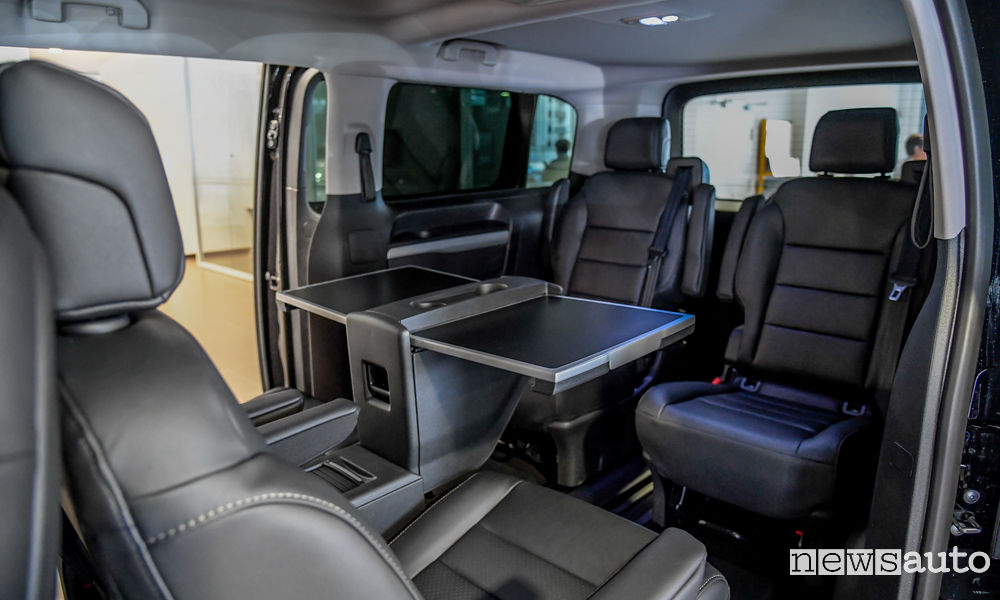 Eleganti sedili in pelle nell'abitacolo del Traveller Business VIP