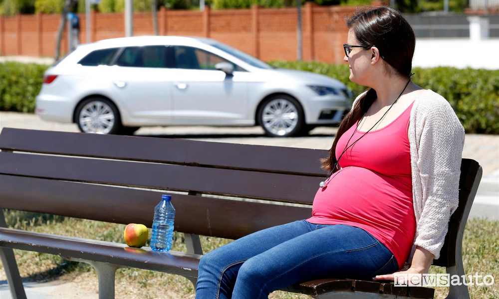Una donna in gravidanza può mettersi alla guida di un'auto?