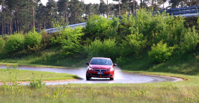 Test Peugeot 308 Bagnato pioggia pneumatici invernali test