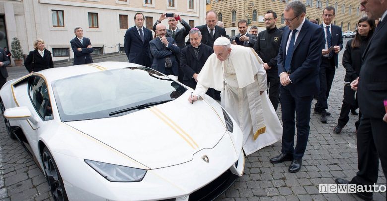 Lamborghini donata al Papa