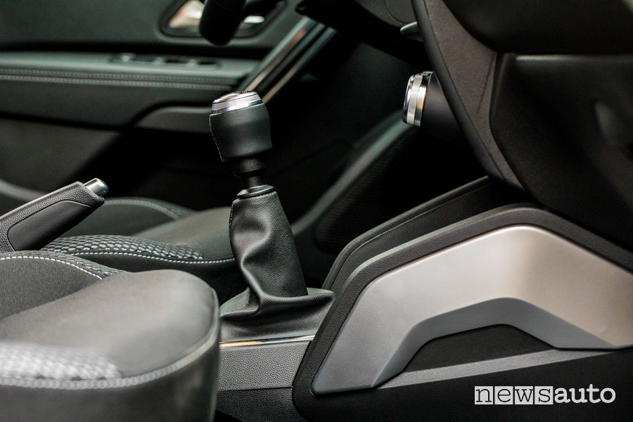Il cambio della Dacia Duster ha una prima marcia molto ridotta. Nella foto leva cambio.
