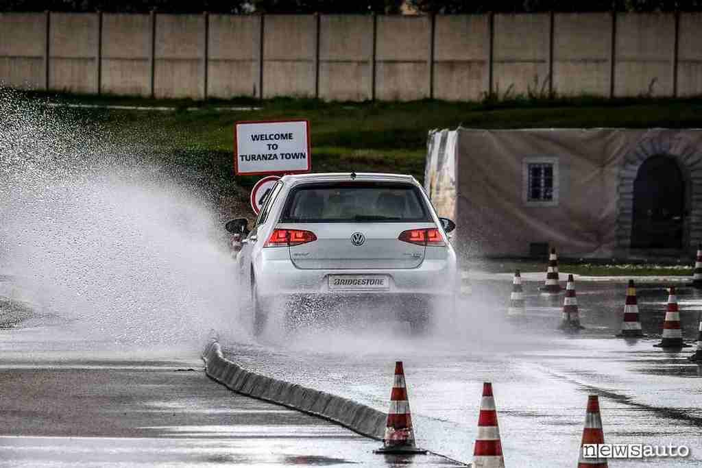 Lo spazio della frenata si allunga notevolmente sul bagnato e si alluna anche la distanza di sicurezza