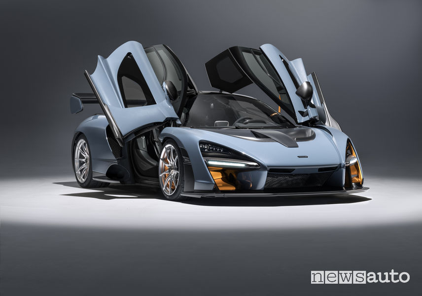 McLaren Senna di colore grigio