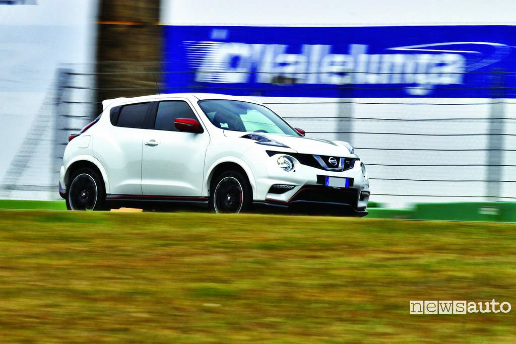 Nissan Juke Nismo RS la prova Nissan Juke Nismo RS vista laterale in pista
