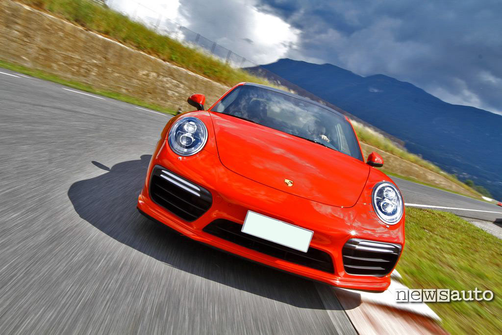 Porsche 911 Turbo Porsche 911 Turbo vista frontale