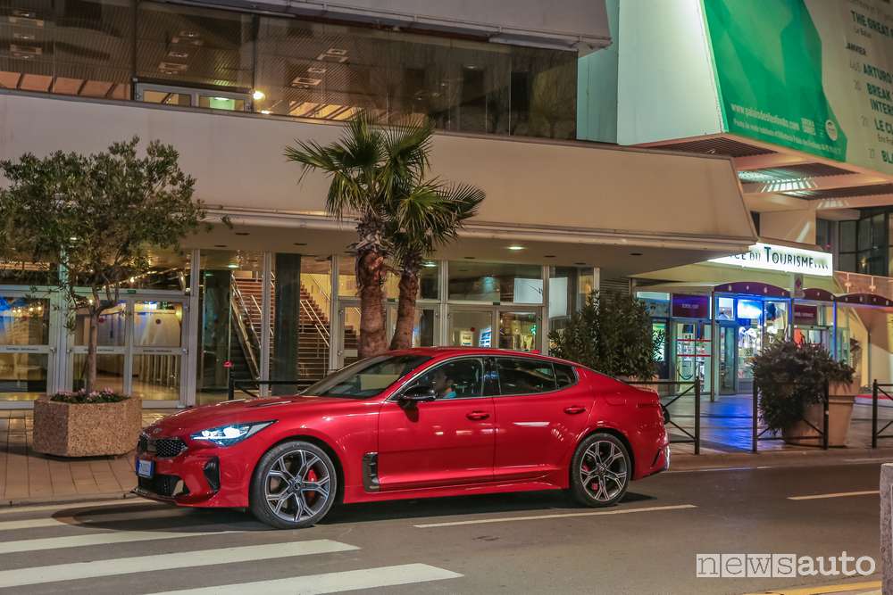 Vista laterale Kia Stinger