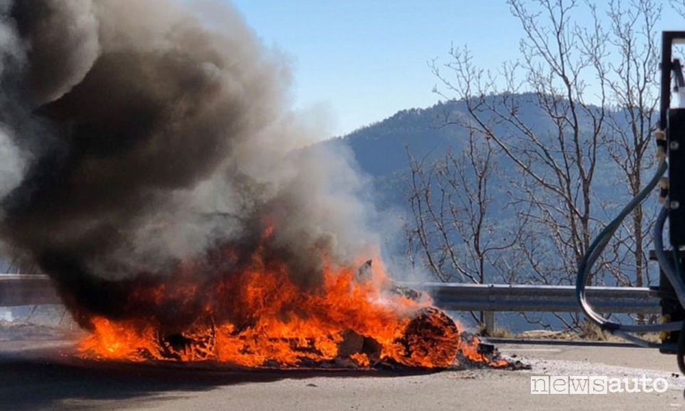 Incendio auto Alpine A110