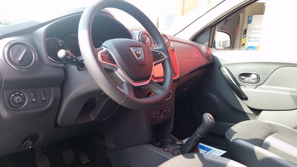 Serie Speciale Dacia WOW interni volante in pelle
