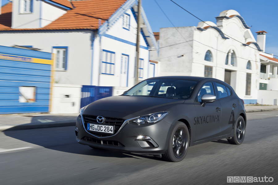 Mazda 3 prototipo con motore Skyactiv-X anteprima