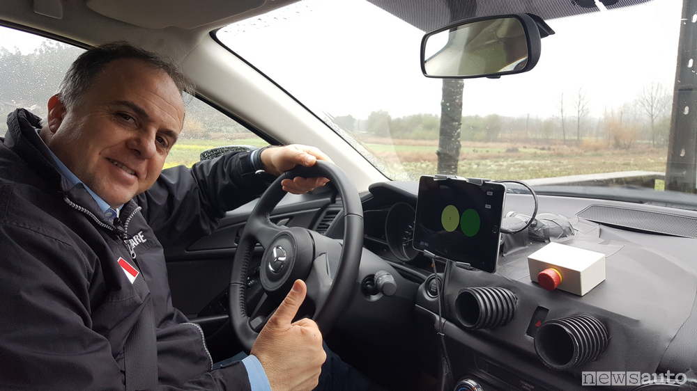 Mazda 3 con Skyactiv-X-test Mancini abitacolo