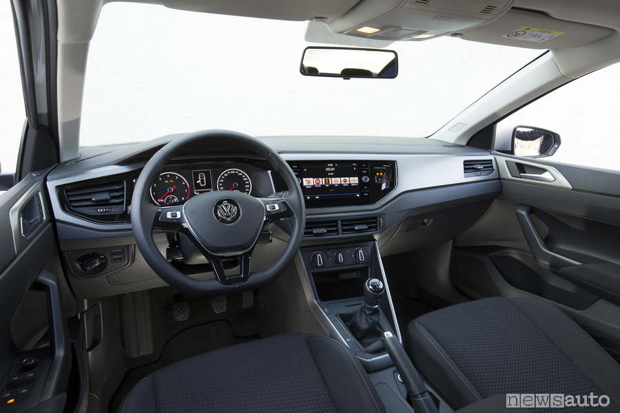 VW-Polo-TGi-metano-2018-abitacolo volante