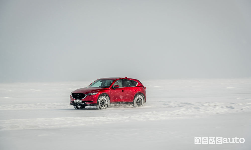 Mazda CX-5 test drive sul ghiaccio sul lago di Baikal