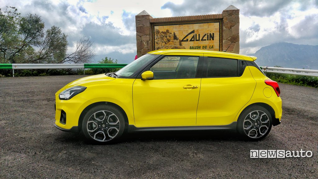 Suzuki Swift Sport vista laterale con i cerchi da 17 pollici