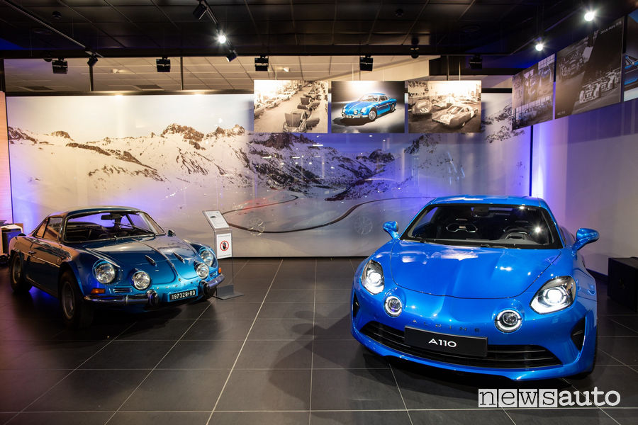 Alpine Centre di Roma con la Alpine A 110 a fianco della Alpine storica