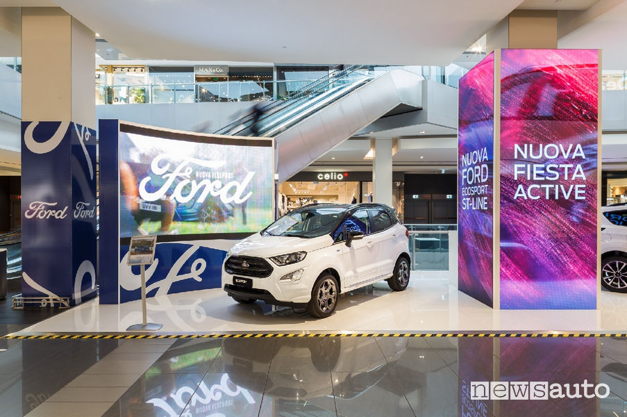 Ford tra la Gente auto al centro commerciale