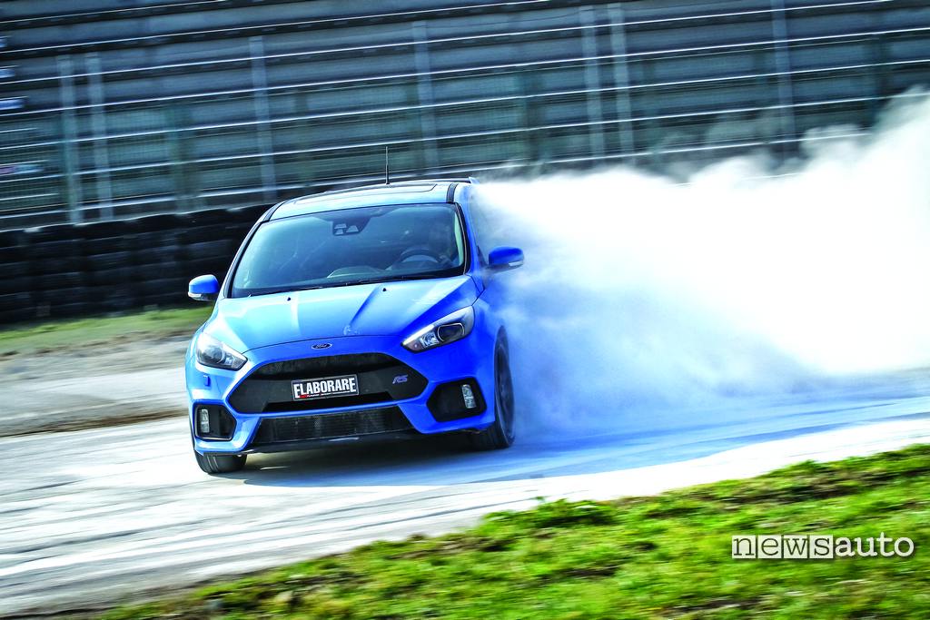 Ford Focus RS 350 CV in drift su terra con Graziano Rossi Ford Focus RS 350 CV in drift su terra con Graziano Rossi
