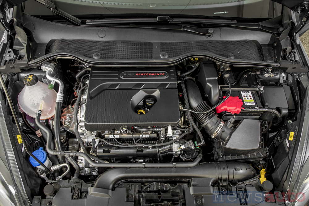 Ford Fiesta ST 2018 vano motore 3 cilindri Ecoboost 15