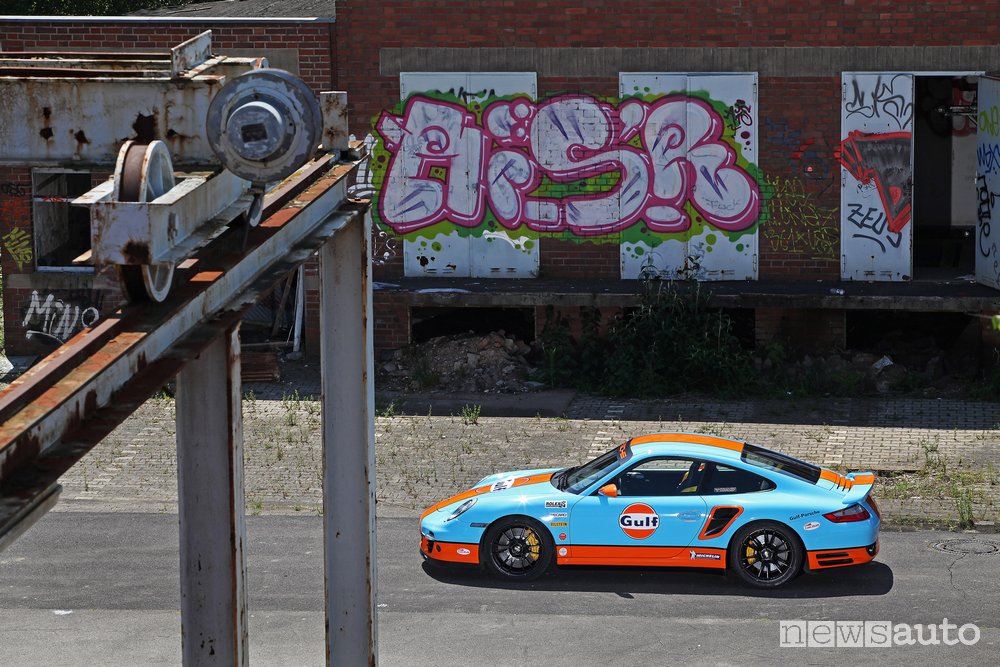 Porsche 911 Turbo Gulf vista laterale
