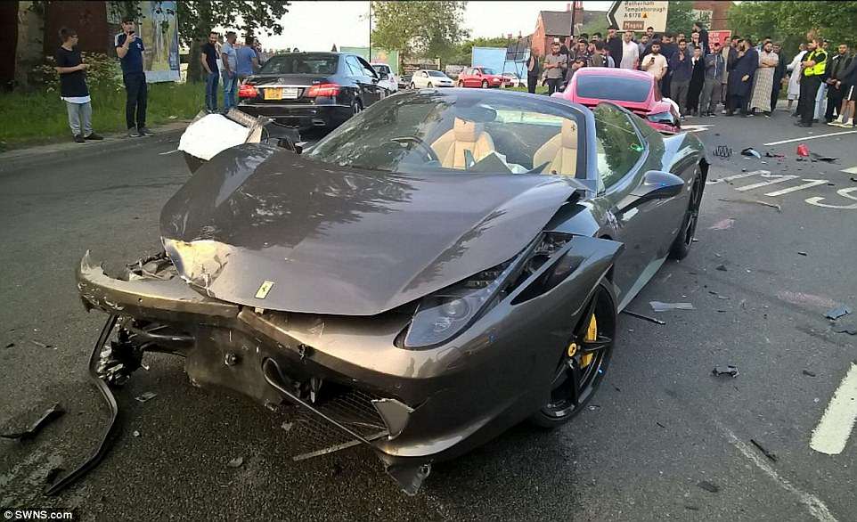 Incidente tra supercar Ferrari contro Porsche
