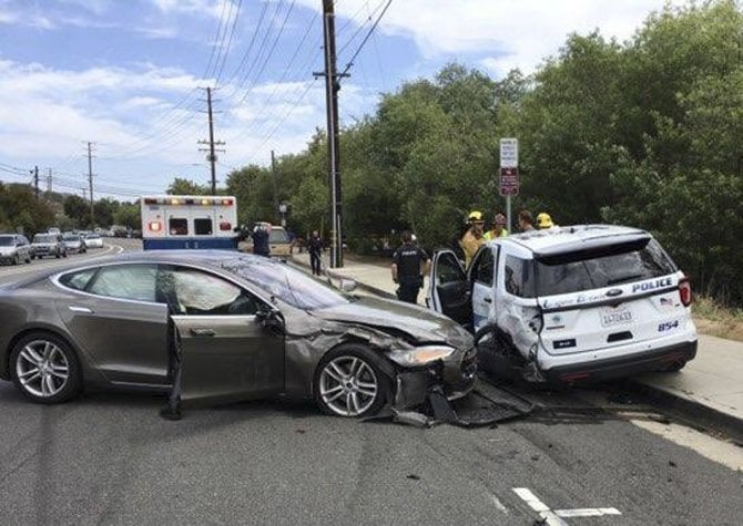 Incidente Tesla guida autonoma contro auto della Polizia