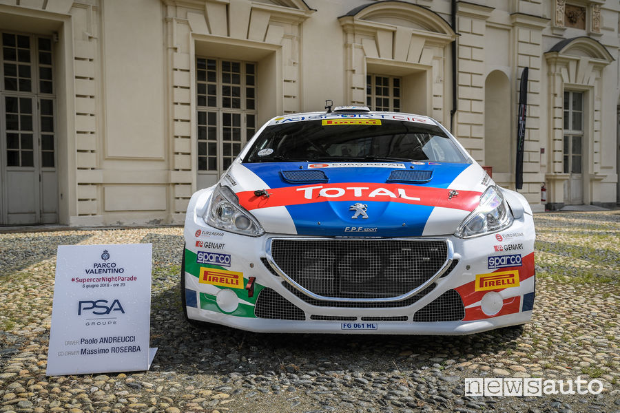 Peugeot 208T16 alla Supercar Night Parade