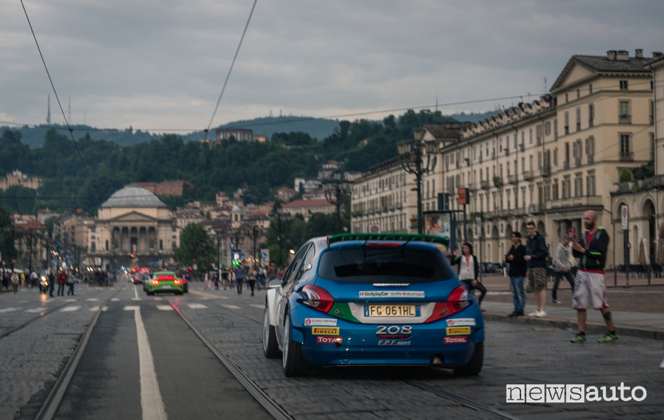Peugeot 208T16 alla Supercar Night Parade