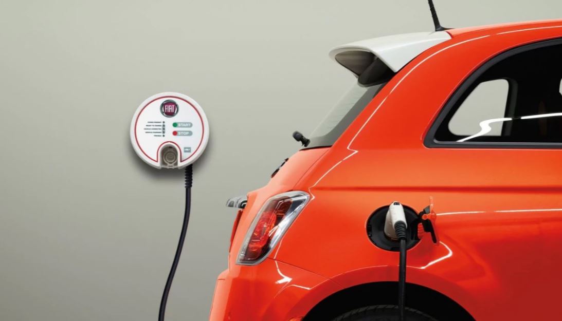 Auto elettriche Fiat 500 elettrica presa ricarica wall box FCA punta sull'auto elettrica