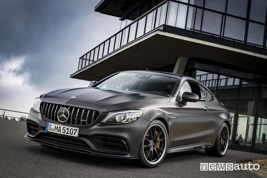 Mercedes-AMG C 63 S Coupé vista di profilo