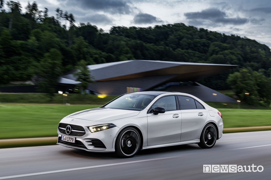 Mercedes-Benz Classe A Berlina 2019 AMG Line vista di profilo