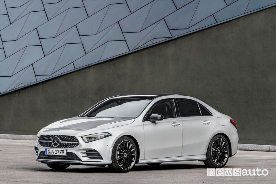 Mercedes-Benz Classe A Berlina 2019 AMG Line vista di profilo