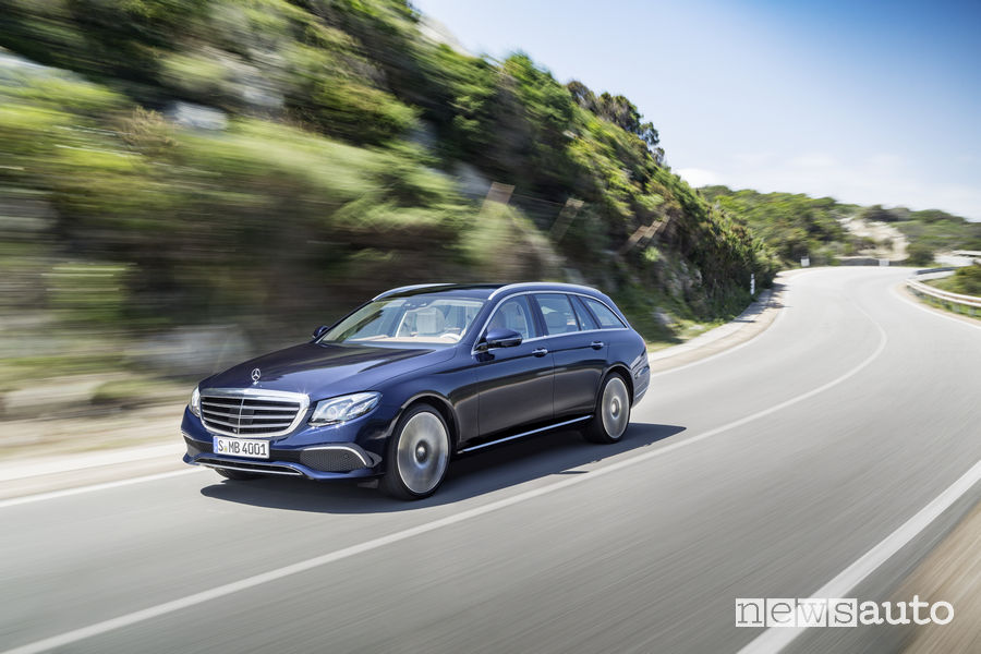 Mercedes-Benz Classe E Wagon vista di profilo