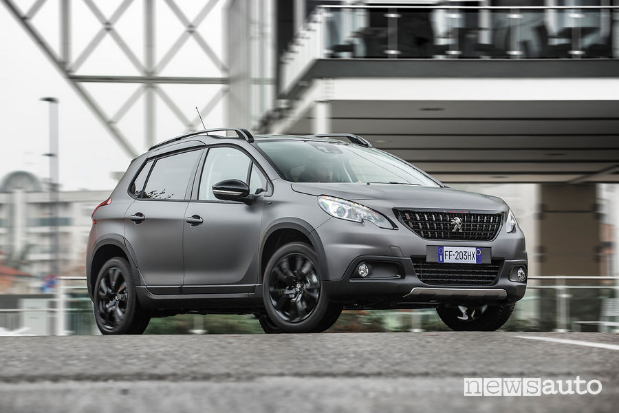 Peugeot 2008 cambio automatico Black Matt vista di profilo