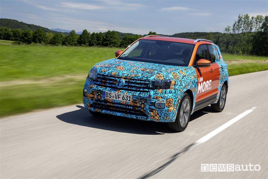 Vista di profilo VW T-Cross livrea camouflage