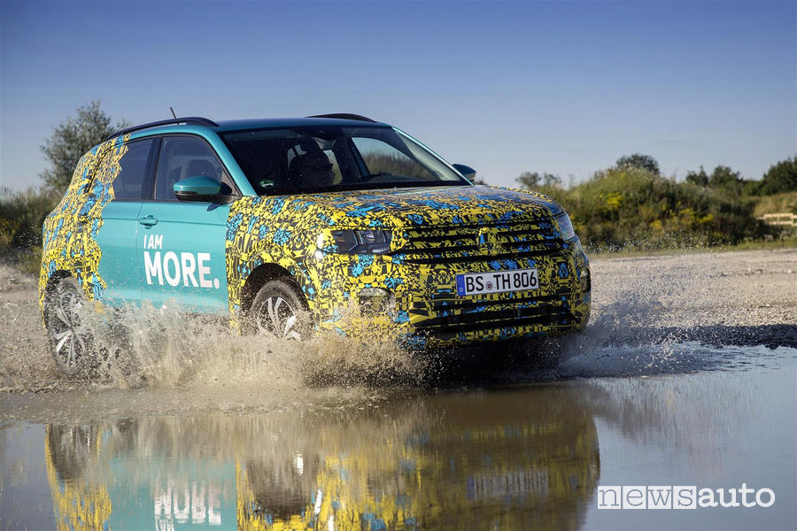 Mini guado Volkswagen T Cross livrea camouflage