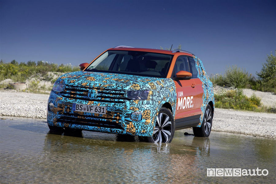 Vista frontale VW T-Cross livrea camouflage