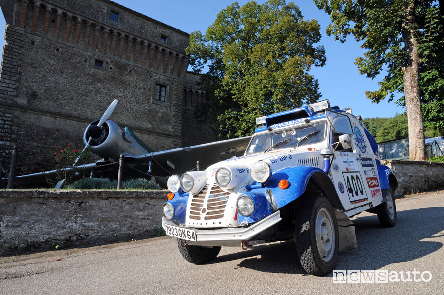 Citroen 2CV che ha partecipato alla Dakar 2007, vista di profilo