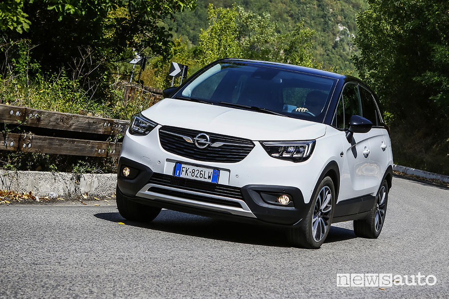 Opel Crossland X vista di profilo