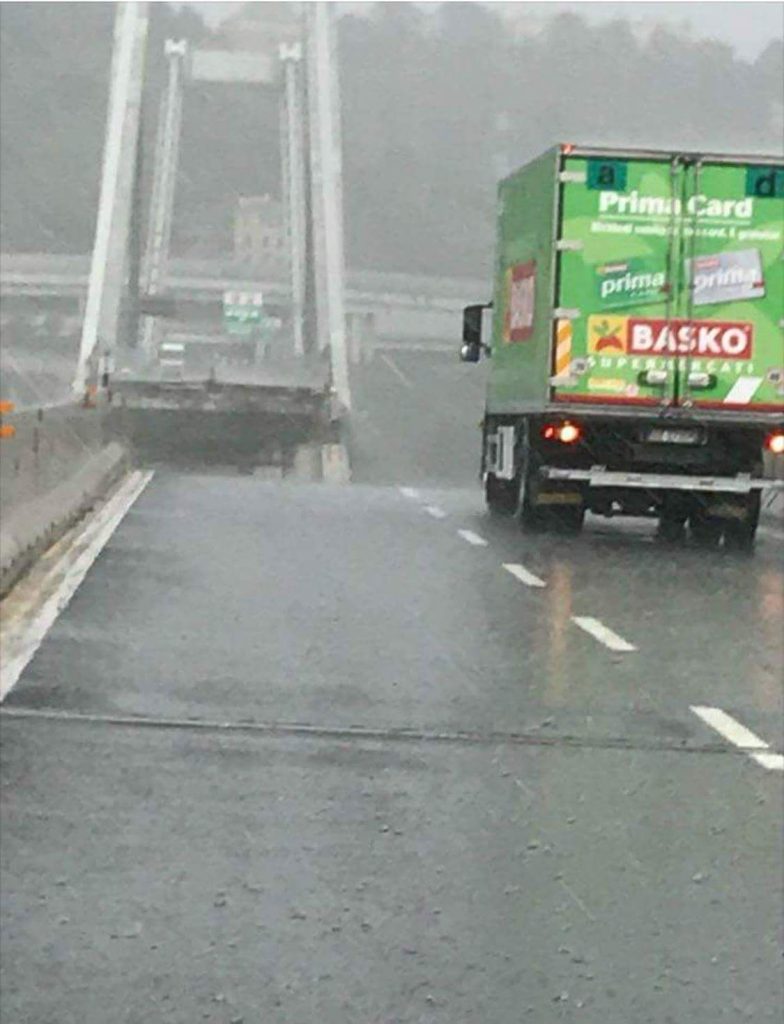 Crollo Viadotto Morandi di Genova, camion rimasto sul ponte della Basko