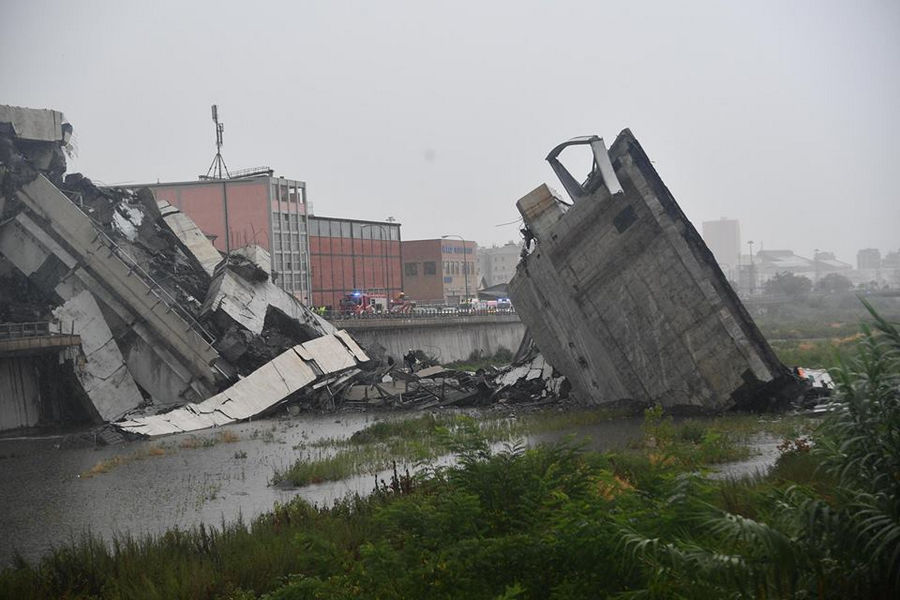 Parti del ponte Morandi di Genova crollato