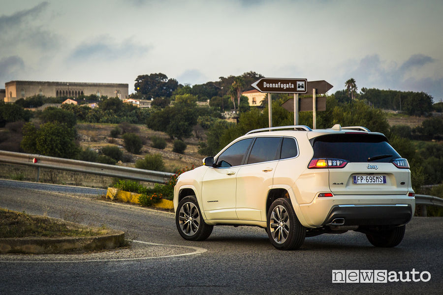 Nuova_Jeep Cherokee Overland 2019, vista posteriore