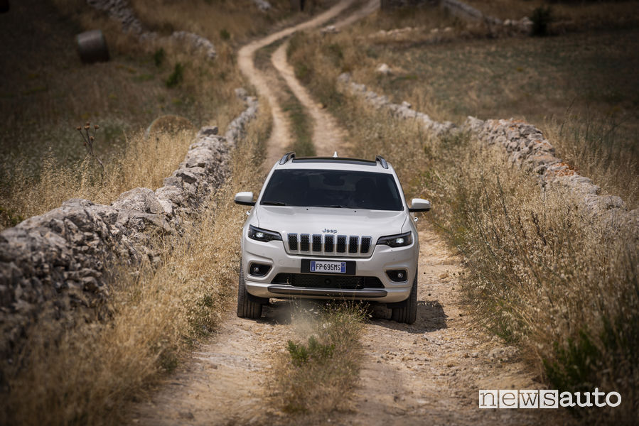 Nuova_Jeep Cherokee Overland 2019, vista frontale